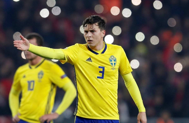  AC米兰双星锋线发威轻松击溃对手防线  