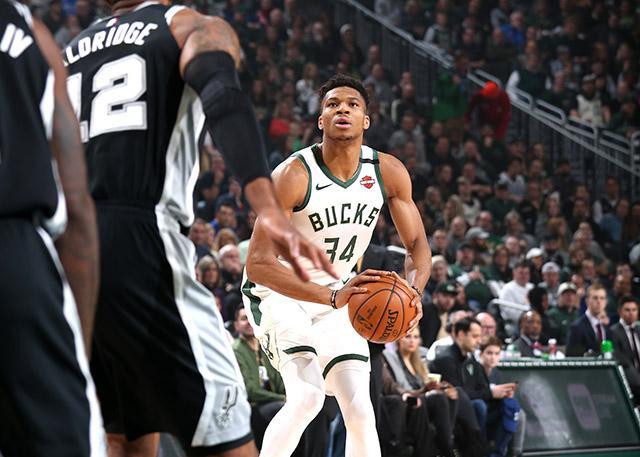  鲍文双响炮西汉姆联主场击退曼彻斯特联